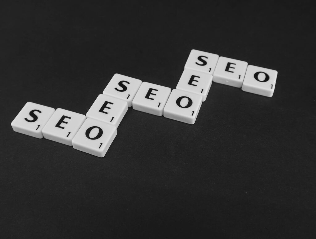 THE PICTURE SHOWS IN A BLACK BACKGROUND WHITE DICE THAT WRITTEN SEO ,FREELACE DIGITAL MARKETER SPECIALIST IN SEO