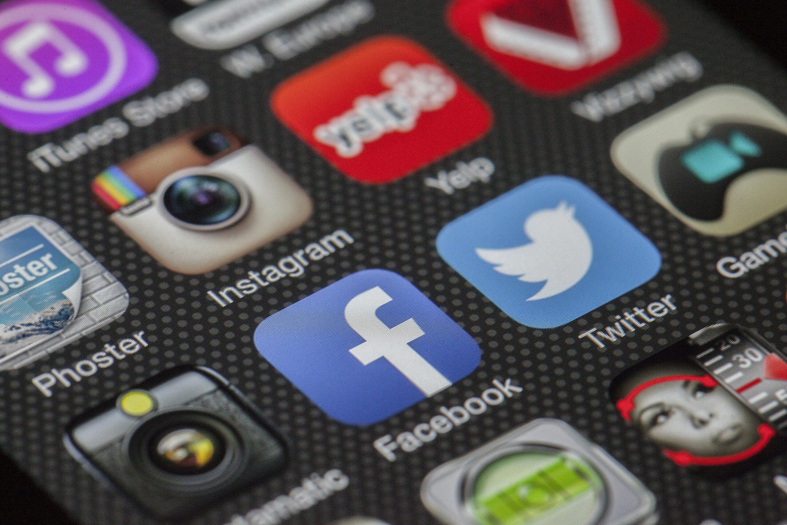 A SMARTPHONE SHOWS THE SOCIAL MEDIA APPLICATION,EXECELLENT DIGITAL MARKETER IN WAYANAD